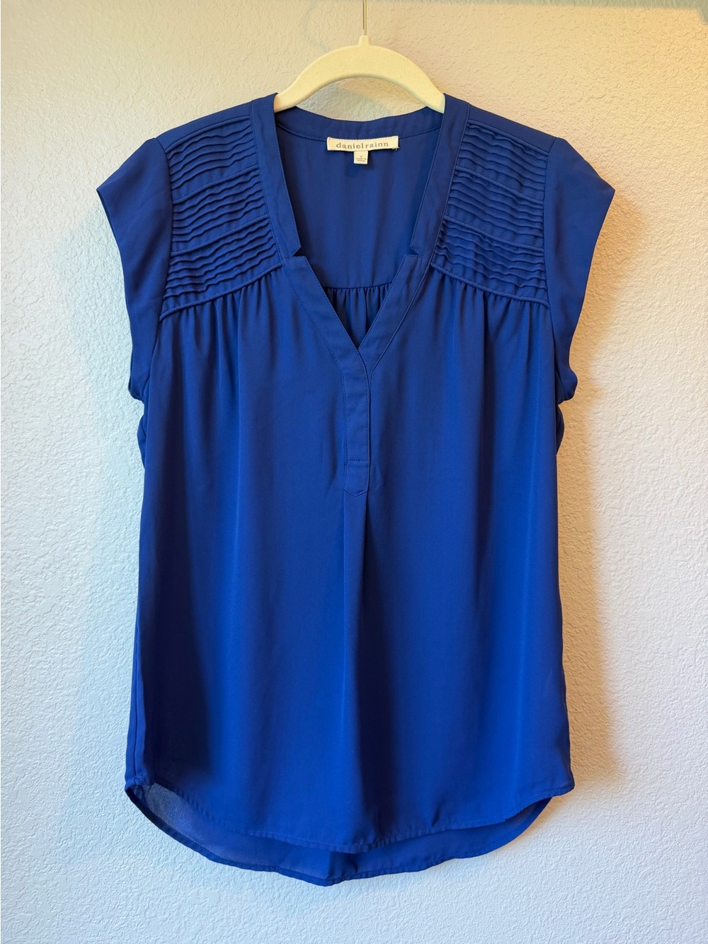 Daniel Rainn Pleated Yoke V-Neck Blouse, EUC, Small. Blue.